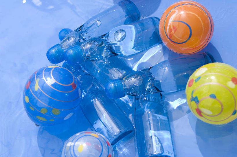 无人,横图,俯视,室内,白天,游戏,水,桌子,玩具,阴影,反射,光线,液体,影子,塑料,水滴,玩,娱乐,球,黄色,阳光,瓶子,塑料制品,休闲,橙色,塑料瓶,益智,活动,发泄,消遣,智力,宣泄,玩耍,嬉戏,彩图,高角度拍摄