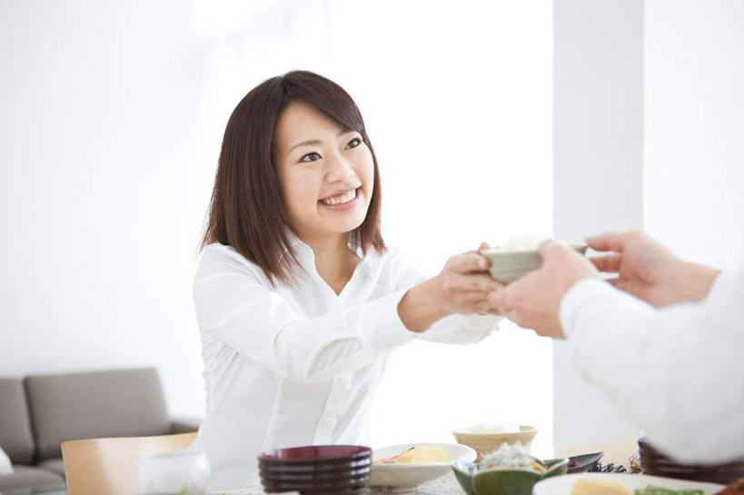 东方人,两个人,服务员,坐,举,笑,微笑,露齿笑,横图,室内,白天,白色背景,侧面,烹饪,筷子,沙发,桌子,餐具,亚洲,递,日本料理,料理,食品,注视,黄种人,菜肴,美食,顾客,食物,碗,日式料理,观察,看,托,日式,摄影,佳肴,影棚,观看,察看,关注,布艺沙发,年轻女性,女人,女性,亚洲人,服务生,侍者,进餐用具,烹调用具,举起,举手,举着,向上举,向上伸,向上托,坐着,半身,彩图,影棚拍摄,拍摄