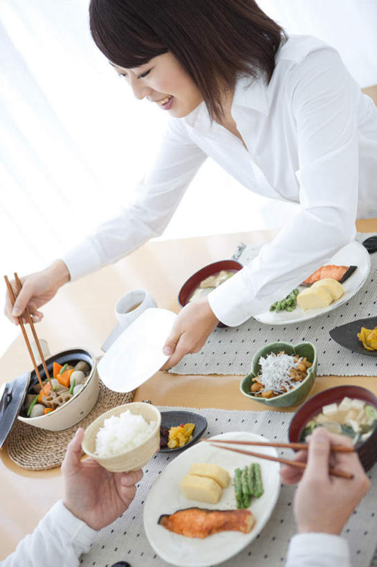 米饭,豆腐,东方人,家庭,夫妻,站,坐,笑,微笑,露齿笑,竖图,俯视,室内,白天,白色背景,爱情,烹饪,植物,餐桌,筷子,桌子,豆,萝卜,胡萝卜,餐具,亚洲,握,碟子,盘,豆类,豆子,刀豆,日本料理,料理,食品,饭,浪漫,夹,拿,拿着,黄种人,文化,传统,四季豆,菜肴,美食,食物,盘子,碟,碗,藕片,日式料理,站着,日式,温暖,温馨,一家人,恩爱,握着,恋人,摄影,佳肴,影棚,餐台,礼节,五谷,和睦,礼仪,芸豆,豆科,菜豆,二季豆,白肾豆,架豆,玉豆,去豆,男人,男性,年轻男性,年轻女性,女人,女性,亚洲人,年轻人,夫妇,情侣,进餐用具,烹调用具,红萝卜,甘荀,站立,坐着,半身,彩图,高角度拍摄,影棚拍摄,拍摄,伴侣,融洽