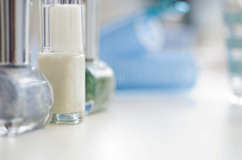 无人,横图,俯视,室内,白天,化妆,美容,桌面,桌子,一排,阴影,朦胧,模糊,整齐,光线,罐子,影子,指甲油,玻璃制品,排列,阳光,玻璃瓶,瓶子,享受,休闲,放松,队列,三瓶,彩图,高角度拍摄