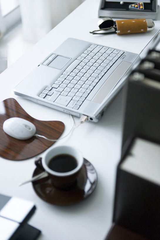 无人,竖图,俯视,室内,白天,游戏,电脑,笔记本电脑,鼠标,桌子,杯子,玩具,网络,材料,瓷器,档案,文件,办公桌,咖啡杯,陶瓷制品,文件夹,玩,娱乐,输入设备,通讯设备,资料,休闲,益智,活动,无线,发泄,消遣,智力,文档,瓷杯,通信设备,无线网络,眼镜盒,无线上网,便携式电脑,宣泄,手提电脑,玩耍,嬉戏,彩图,高角度拍摄