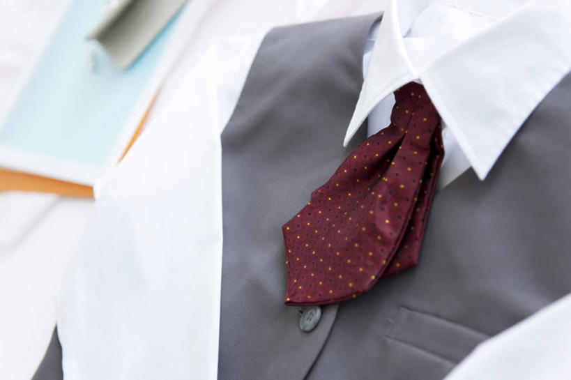 无人,横图,俯视,室内,白天,工作服,衬衫,制服,西装,花纹,套装,正装,整齐,领结,图案,斑点,领带,折叠,职业装,红色,一件,工作制服,彩图,高角度拍摄,衬衣,工作套服