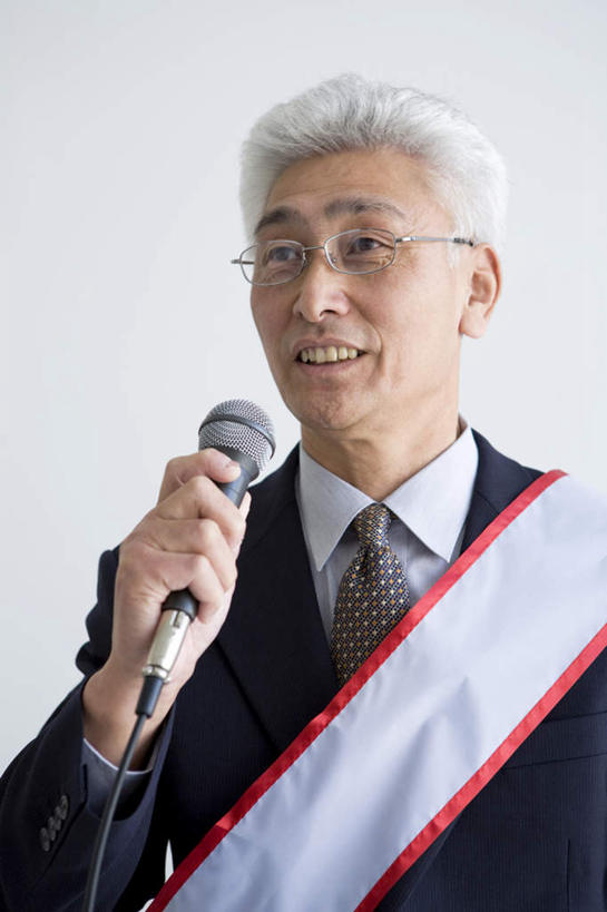 东方人,一个人,商务人士,商务男性,站,竖图,室内,白天,白色背景,正面,衬衫,亚洲,仅一个男性,仅一个人,套装,拿,拿着,注视,黄种人,黑色,话筒,发言,观察,看,演讲,站着,仅一个老年男性,摄影,影棚,观看,察看,麦克风,演说,关注,扩音器,商务装,传声器,工薪阶层,微音器,老年男性,男人,男性,亚洲人,白领,上班族,站立,半身,彩图,影棚拍摄,衬衣,拍摄,短发