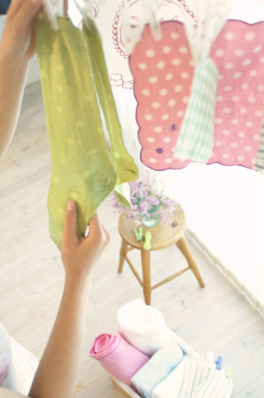 东方人,一个人,家庭主妇,站,竖图,俯视,室内,白天,亚洲,仅一个年轻女性,仅一个女性,仅一个人,晾晒,服装,斑点,拿,拿着,休闲装,黄种人,袜子,衣服,绿色,站着,休闲,休闲服,服饰,年轻女性,女人,女性,亚洲人,主妇,站立,半身,彩图,高角度拍摄