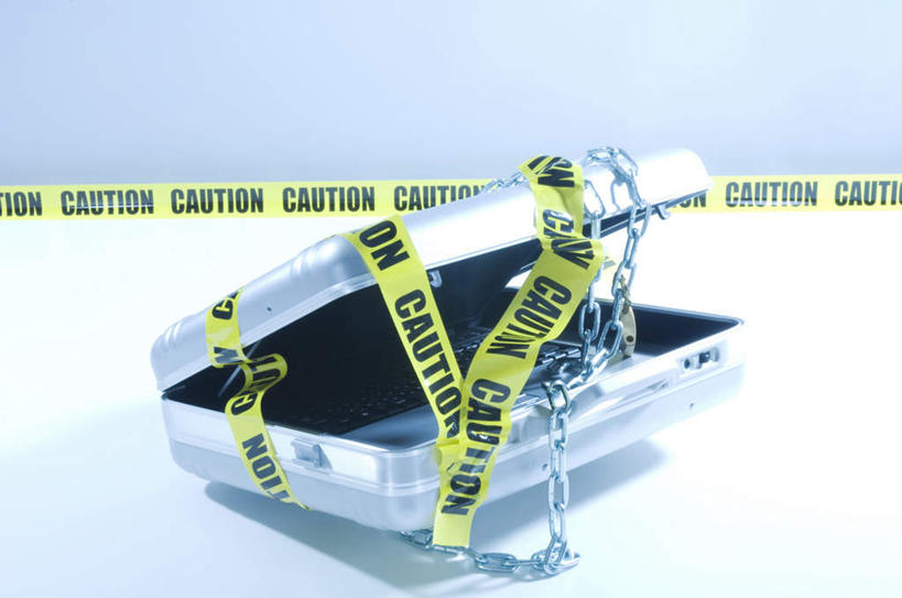 无人,横图,俯视,室内,特写,白天,白色背景,安全,桌面,桌子,静物,手提箱,英文,标志,文字,字符,字母,警告,标识,两个,绿色,箱子,警示,摄影,铁链,影棚,捆绑,英文字母,保护,禁止,提醒,束缚,提示,限制,保险,私密,警戒线,密码箱,危险,彩图,高角度拍摄,影棚拍摄,拍摄