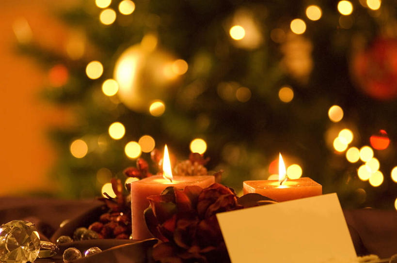 无人,横图,室内,特写,白天,正面,植物,静物,蜡烛,照明,圣诞节,一棵,一张,节日,朦胧,模糊,庆祝,装饰,彩灯,火焰,烛光,灯光,坚果,果实,圣诞树,纸张,燃烧,文化,灯,树,树木,两个,绿色,自然,卡片,灯具,干果,点燃,庆典,闪耀,生长,成长,纪念,耀眼,华丽,修饰,照亮,点缀,闪烁,照明设备,照耀,衬托,美观,雅致,雅观,彩图