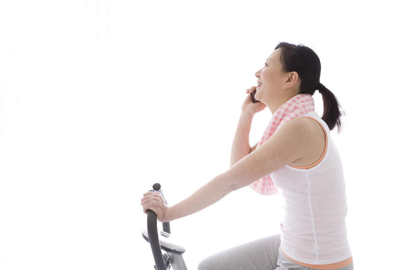 东方人,一个人,坐,打电话,横图,室内,白天,白色背景,侧面,锻炼,运动,自行车,电话,手机,亚洲,仅一个年轻女性,仅一个女性,仅一个人,服装,拿,拿着,注视,休闲装,黄种人,通讯设备,运动器械,脚踏车,衣服,观察,看,休闲,休闲服,健身器械,摄影,服饰,影棚,观看,察看,关注,健身器材,动感单车,动感自行车,交流,体育,年轻女性,女人,女性,亚洲人,沟通,通话,坐着,半身,彩图,影棚拍摄,健身,拍摄,运动器材