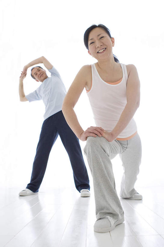 东方人,两个人,夫妻,站,蹲,竖图,室内,白天,白色背景,正面,爱情,锻炼,运动,亚洲,服装,地面,浪漫,注视,休闲装,黄种人,衣服,白色,黑色,观察,看,站着,休闲,休闲服,恩爱,弓步,恋人,摄影,服饰,影棚,观看,察看,关注,体育,男人,男性,女人,女性,中年男性,中年女性,亚洲人,夫妇,情侣,蹲着,站立,彩图,全身,影棚拍摄,健身,拍摄,伴侣