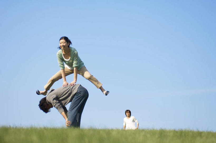 东方人,三个人,站,横图,室外,白天,仰视,爱情,锻炼,游戏,运动,草地,草坪,植物,亚洲,弯腰,服装,地平线,浪漫,玩,注视,休闲装,黄种人,娱乐,草,衣服,蓝色,绿色,蓝天,天空,天,观察,看,站着,休闲,温暖,温馨,休闲服,跳山羊,恩爱,恋人,服饰,观看,活动,和睦,察看,发泄,关注,消遣,智力,跳马,宣泄,弯身,跳背,体育,男人,男性,年轻男性,年轻女性,女人,女性,亚洲人,情侣,玩耍,嬉戏,站立,半身,彩图,低角度拍摄,健身,伴侣,融洽