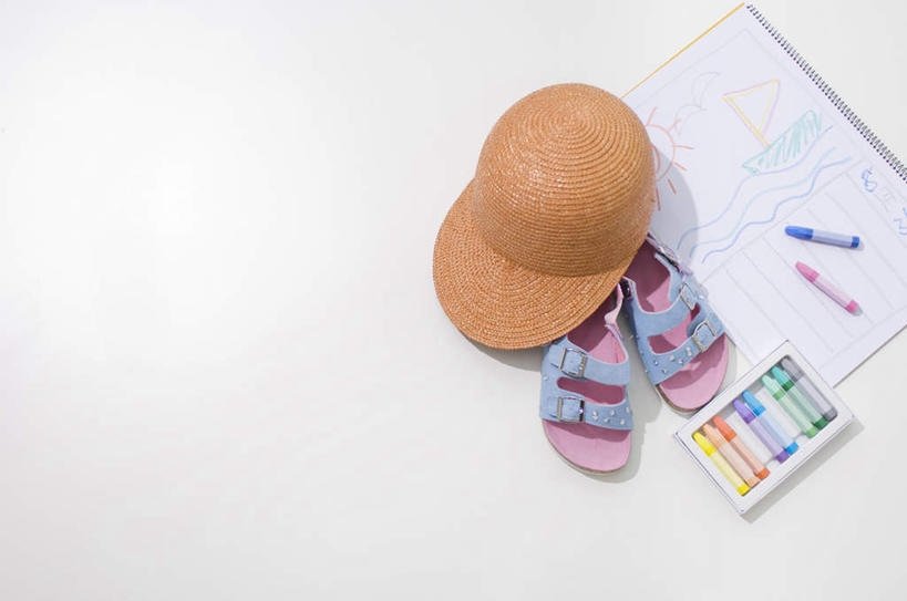 无人,横图,俯视,室内,特写,白天,凉鞋,静物,帽子,鞋子,一双,材料,档案,蜡笔,文件,办公用品,文具,红色,学习用品,遮阳帽,资料,文具用品,文档,一顶,彩图,高角度拍摄