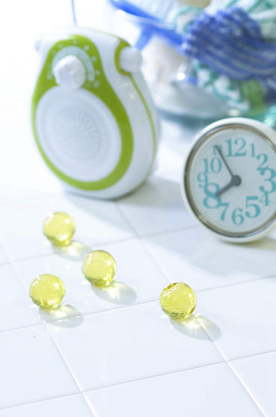 无人,竖图,俯视,室内,特写,白天,白色背景,游戏,桌子,静物,玩具,闹钟,时间,时钟,办公桌,玩,计时,娱乐,弹珠,钟表,休闲,表,益智,摄影,影棚,活动,发泄,消遣,欣赏,智力,弹球,宣泄,美观,钟,玩耍,嬉戏,彩图,高角度拍摄,影棚拍摄,拍摄