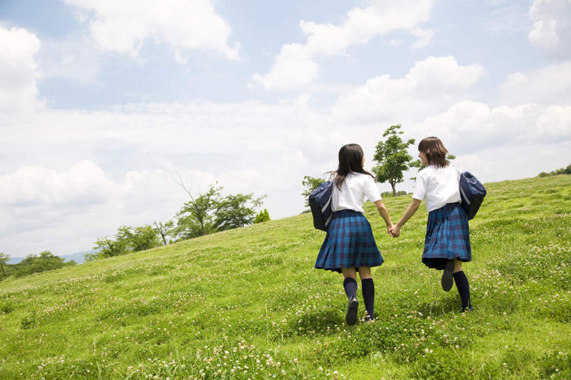 东方人,两个人,伙伴,朋友,站,跑,握手,横图,室外,白天,衬衫,裙子,制服,友谊,草地,草坪,植物,亚洲,阴影,服装,光线,影子,云,云朵,云彩,黄种人,草,背面,蓝色,绿色,白色,白云,蓝天,天空,阳光,天,站着,同学,校服,短裙,晴朗,半身裙,百褶裙,校友,学生服,同窗,学友,友情,年轻女性,女人,女性,亚洲人,晴空,搀手,拉手,手拉手,手握手,站立,彩图,全身,衬衣
