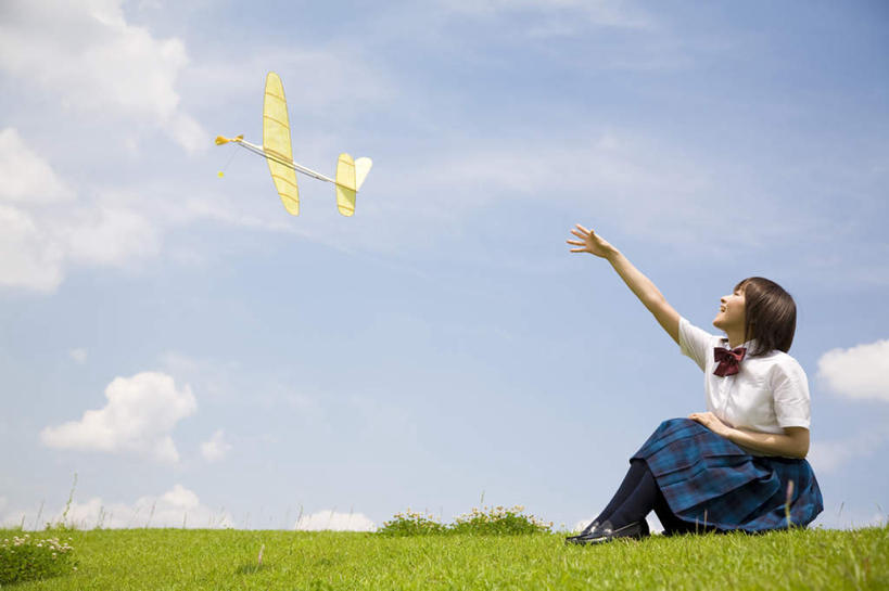 东方人,一个人,坐,横图,室外,白天,仰视,裙子,制服,游戏,飞机,玩具,亚洲,仅一个年轻女性,仅一个女性,仅一个人,服装,艺术,折纸,纸艺,手工艺品,玩,注视,黄种人,文化,娱乐,模型,工艺品,观察,看,休闲,校服,益智,短裙,观看,活动,半身裙,纸飞机,百褶裙,察看,高雅,发泄,关注,消遣,智力,学生服,工艺折纸,自信心,品位,宣泄,年轻女性,女人,女性,亚洲人,玩耍,嬉戏,坐着,彩图,低角度拍摄,全身