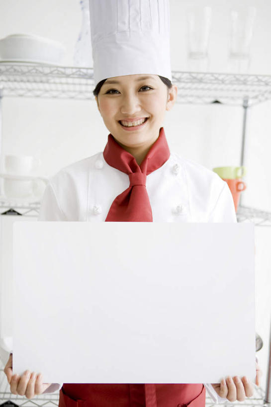 东方人,一个人,厨师,站,笑,微笑,露齿笑,竖图,室内,白天,正面,工作服,制服,餐具,帽子,亚洲,仅一个年轻女性,仅一个女性,仅一个人,服装,围裙,拿,拿着,注视,黄种人,领巾,衣服,红色,白板,碗,观察,看,站着,服饰,观看,察看,衣着,穿着,关注,记录板,厨师帽,记事板,工作制服,衣饰,年轻女性,女人,女性,亚洲人,厨师长,厨子,大厨,主厨,进餐用具,烹调用具,站立,半身,彩图,工作套服