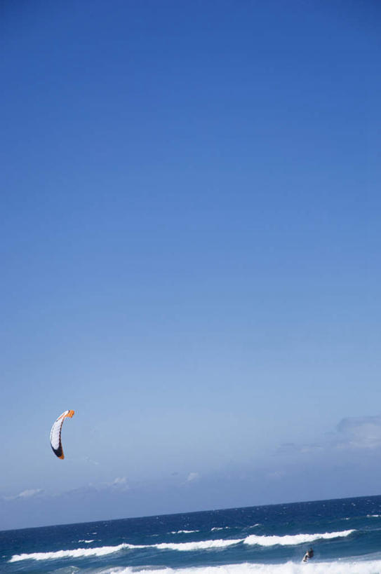 无人,竖图,室外,白天,仰视,锻炼,旅游,度假,运动,海浪,海洋,美景,景观,浪花,水平线,辽阔,海平线,娱乐,极限运动,蓝色,蓝天,天空,自然,海水,天,享受,休闲,广阔,景色,放松,晴朗,一望无际,自然风光,室外运动,户外运动,海景,冲浪风筝,万里无云,无边无际,一马平川,风筝冲浪,大海,风浪,海,海水的波动,近岸浪,涌浪,晴空,晴空万里,彩图,低角度拍摄,健身,水天相接,水天一线