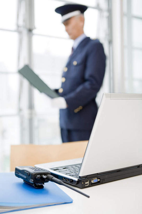 东方人,一个人,警察,警卫,站,竖图,室内,白天,正面,工作服,制服,电脑,笔记本电脑,桌子,亚洲,仅一个男性,仅一个人,仅一个中年男性,朦胧,模糊,网络,材料,档案,文件,办公桌,拿,拿着,注视,黄种人,通讯设备,手套,资料,观察,看,站着,观看,察看,无线,关注,文档,通信设备,无线网络,无线上网,便携式电脑,工作制服,手提电脑,男人,男性,中年男性,亚洲人,保安,警卫员,看守,卫兵,站立,半身,彩图,工作套服