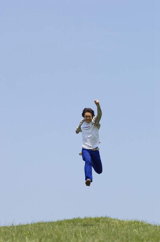 东方人,一个人,跳,竖图,室外,白天,仰视,草地,草坪,植物,亚洲,仅一个男性,仅一个人,服装,半空,休闲装,黄种人,草,仅一个年轻男性,衣服,蓝色,绿色,蓝天,天空,天,休闲,休闲服,服饰,晴朗,万里无云,男人,男性,年轻男性,亚洲人,晴空,晴空万里,跳跃,彩图,低角度拍摄,全身