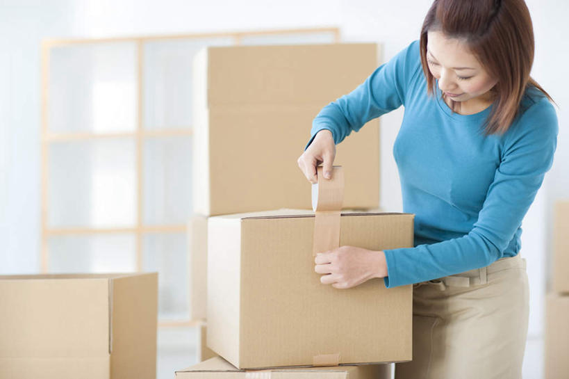 东方人,一个人,家庭主妇,站,横图,室内,白天,侧面,亚洲,仅一个年轻女性,仅一个女性,仅一个人,一堆,弯腰,堆叠,堆积,服装,包装,纸箱,办公用品,拿,拿着,注视,休闲装,黄种人,文具,衣服,黑色,容器,箱子,观察,看,站着,休闲,休闲服,服饰,观看,堆,办公设备,文具用品,察看,关注,纸板箱,胶布,透明胶,包装箱,弯身,文化工具,黏胶,年轻女性,女人,女性,亚洲人,长发,主妇,站立,半身,彩图