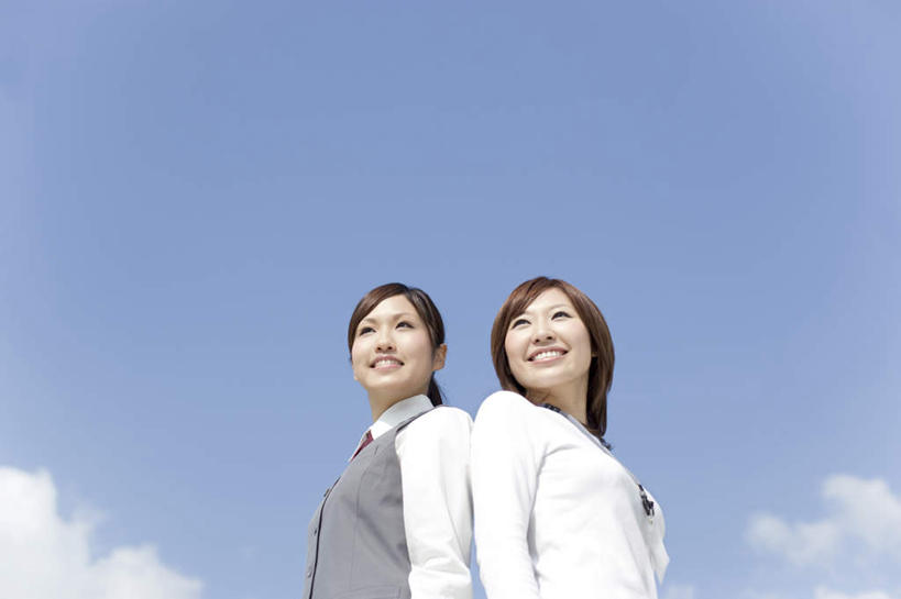 东方人,两个人,伙伴,朋友,商务人士,商务女性,站,笑,微笑,露齿笑,横图,室外,白天,仰视,友谊,安全,合作,团队,亚洲,阴影,套装,光线,影子,云,云朵,云彩,依靠,注视,黄种人,蓝色,白云,蓝天,天空,阳光,天,观察,看,倚靠,站着,背靠背,战略,背对背,晴朗,观看,察看,关注,商务装,工薪阶层,联合,合谋,配合,协作,信任,年轻女性,女人,女性,亚洲人,白领,上班族,晴空,站立,半身,彩图,低角度拍摄