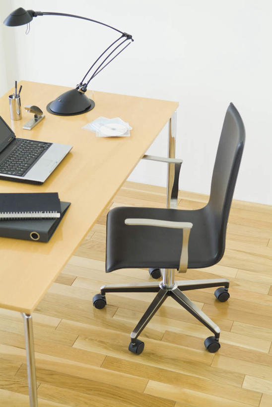 无人,竖图,俯视,室内,白天,电脑,笔记本电脑,台灯,桌子,静物,照明,网络,办公桌,墙,灯光,记事本,通讯设备,墙壁,墙面,灯,本子,笔记本,灯具,两本,照亮,两台,无线,照明设备,通信设备,无线网络,无线上网,便携式电脑,手提电脑,彩图,高角度拍摄