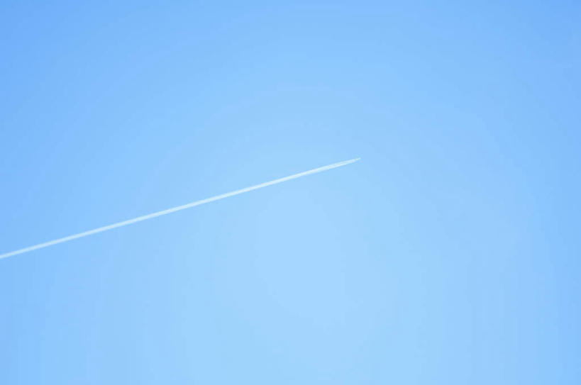 无人,横图,室外,特写,白天,仰视,旅游,度假,美景,一条,景观,烟雾,娱乐,蓝色,蓝天,天空,自然,天,享受,休闲,景色,放松,晴朗,污染,废气,自然风光,飞机尾迹,尾迹云,机尾云,飞机拉烟,云带,尾迹,万里无云,机尾迹,飞机尾气,晴空,晴空万里,彩图,低角度拍摄