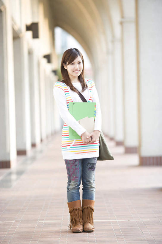 东方人,一个人,站,抱,竖图,彩色,室外,白天,正面,亚洲,仅一个年轻女性,仅一个女性,仅一个人,条纹,服装,包,材料,档案,文件,走道,走廊,过道,注视,休闲装,黄种人,衣服,黑色,资料,观察,看,站着,休闲,休闲服,服饰,抱着,观看,察看,搂着,关注,文档,斜挎包,年轻女性,女人,女性,亚洲人,长发,搂,搂抱,站立,彩图,全身