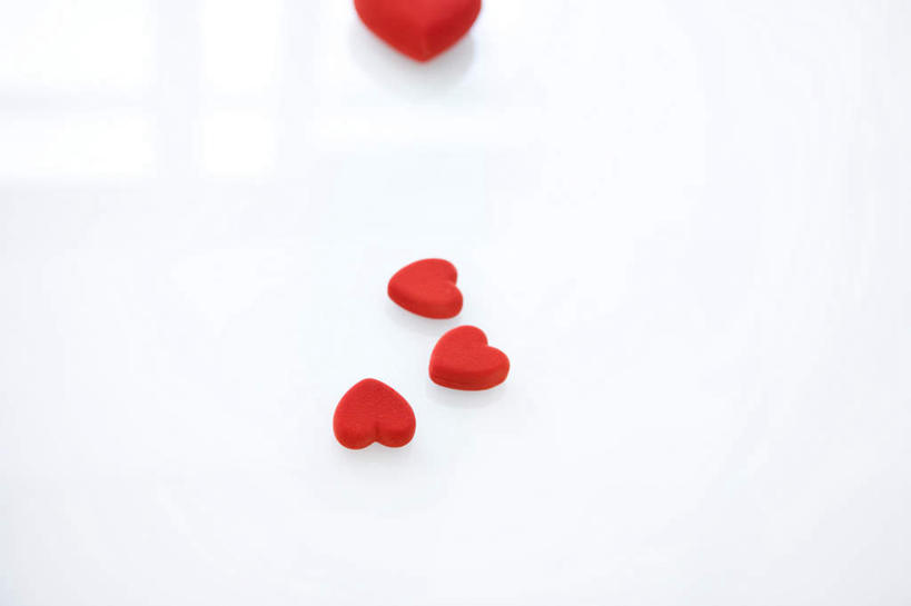 无人,横图,俯视,室内,特写,白天,白色背景,爱情,静物,爱心,浪漫,红色,四个,温暖,温馨,心形,比较,恩爱,摄影,影棚,和睦,大小,心型,彩图,高角度拍摄,影棚拍摄,拍摄,融洽