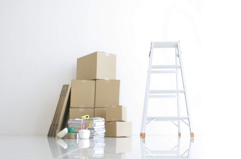 无人,攀登,横图,室内,特写,白天,正面,静物,一堆,堆叠,堆积,包装,梯子,纸箱,阶梯,墙,墙壁,墙面,容器,箱子,爬,上升,堆,纸板箱,包装箱,人字梯,登高,攀爬,彩图