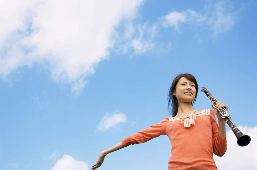 东方人,一个人,站,横图,室外,白天,仰视,亚洲,仅一个年轻女性,仅一个女性,仅一个人,阴影,服装,光线,影子,云,云朵,乐器,铜管乐器,圆号,拿,云彩,拿着,注视,休闲装,黄种人,一个,衣服,红色,蓝色,黑色,白云,蓝天,天空,阳光,天,观察,看,站着,休闲,休闲服,服饰,晴朗,单个,观看,察看,法国号,关注,铜管,年轻女性,女人,女性,亚洲人,长发,晴空,站立,半身,彩图,低角度拍摄