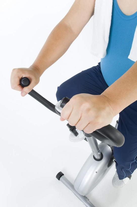 东方人,一个人,坐,竖图,俯视,室内,白天,白色背景,锻炼,运动,自行车,亚洲,仅一个男性,仅一个人,握,服装,背心,纺织物,休闲装,黄种人,运动器械,脚踏车,仅一个年轻男性,衣服,蓝色,毛巾,清洁,休闲,休闲服,健身器械,握着,摄影,服饰,影棚,保暖,健身器材,透气,防水,动感单车,动感自行车,储水,耐磨,吸水,体育,男人,男性,年轻男性,亚洲人,坐着,半身,彩图,高角度拍摄,影棚拍摄,健身,拍摄,运动器材