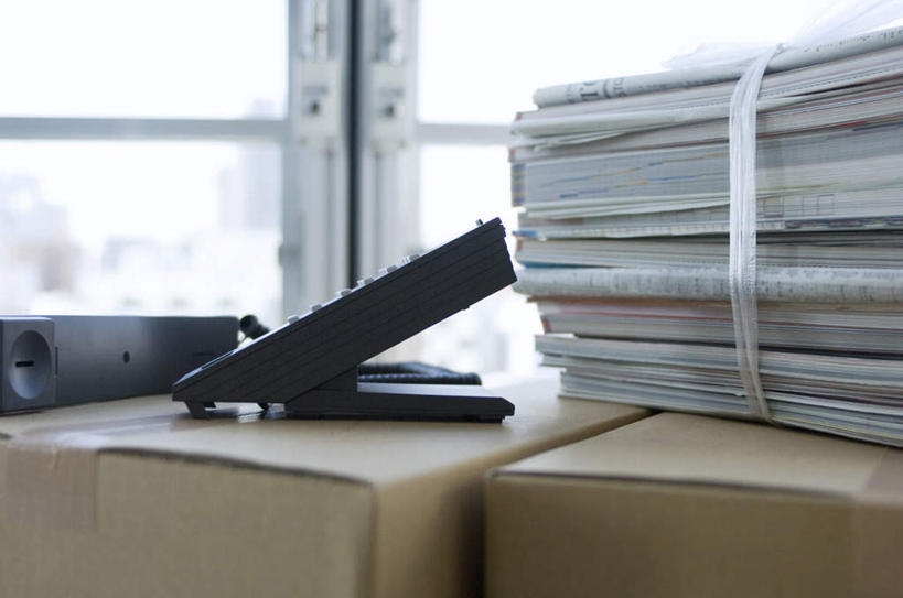 无人,横图,室内,特写,白天,正面,窗户,静物,报纸,阴影,光线,信息,包装,影子,纸箱,玻璃窗,阳光,容器,箱子,捆绑,新闻,束缚,纸板箱,包装箱,彩图,报刊