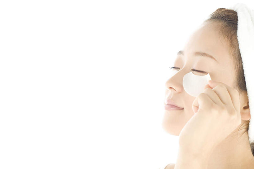 东方人,脸,头,脸颊,手,一个人,站,闭眼,横图,室内,特写,白天,白色背景,侧面,化妆,美容,亚洲,仅一个年轻女性,仅一个女性,仅一个人,护肤,纺织物,拿,拿着,吊带衫,黄种人,肩膀,白色,毛巾,清洁,站着,保养,享受,休闲,手部,放松,保健,摄影,影棚,保暖,单手,眼膜,透气,养颜,防水,眼贴,储水,耐磨,吸水,年轻女性,女人,女性,亚洲人,头部,脸部,脸蛋,面部,闭眼睛,闭着眼,闭着眼睛,站立,半身,彩图,影棚拍摄,拍摄