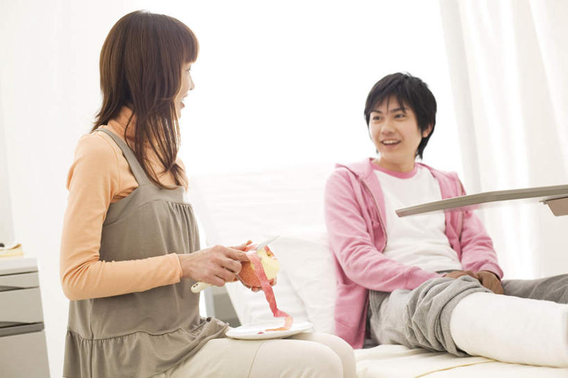 东方人,两个人,夫妻,站,横图,室内,白天,正面,爱情,窗帘,床,苹果,餐具,水果,石膏,亚洲,服装,新鲜,碟子,盘,生食,食品,果实,床单,刀具,浪漫,拿,削,拿着,注视,休闲装,黄种人,被子,食物,一个,衣服,红色,盘子,碟,刀,观察,看,站着,休闲,休闲服,恩爱,恋人,服饰,单人床,有机食品,绿色食品,单个,观看,察看,被单,关注,男人,男性,年轻男性,年轻女性,女人,女性,亚洲人,夫妇,情侣,创可贴,熟石膏,站立,半身,彩图,伴侣,匕首,护创胶布