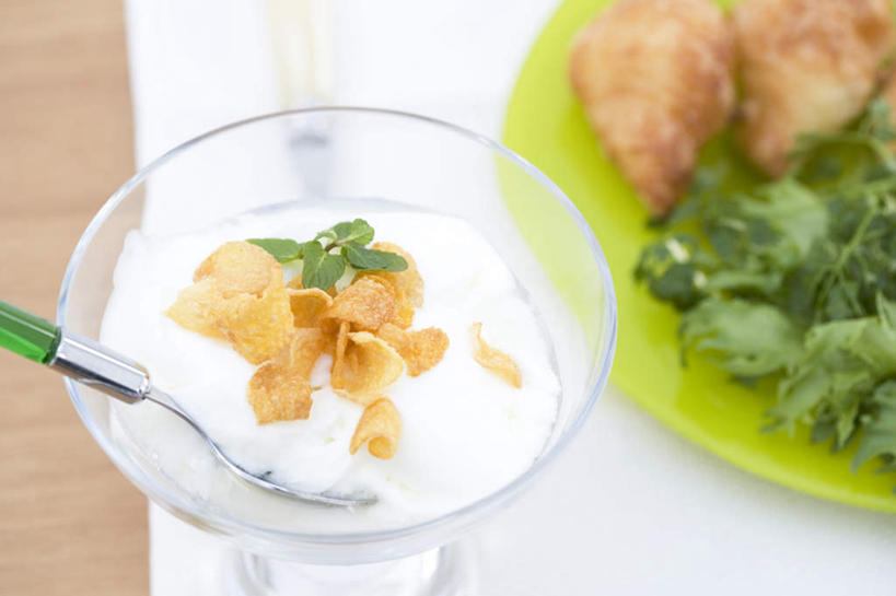 点心,面包,无人,横图,俯视,室内,特写,白天,早餐,餐桌,桌子,餐具,碟子,盘,勺子,谷物,食品,面点,美食,饮食,食物,糕点,盘子,调羹,碟,汤匙,保健,摄影,影棚,餐台,麦片,彩图,高角度拍摄,影棚拍摄,拍摄