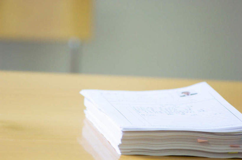 无人,横图,俯视,室内,特写,白天,桌子,静物,椅子,一堆,许多,堆叠,堆积,朦胧,模糊,材料,档案,文件,办公桌,会议椅,资料,堆,办公椅,文档,商务椅,培训椅,彩图,高角度拍摄