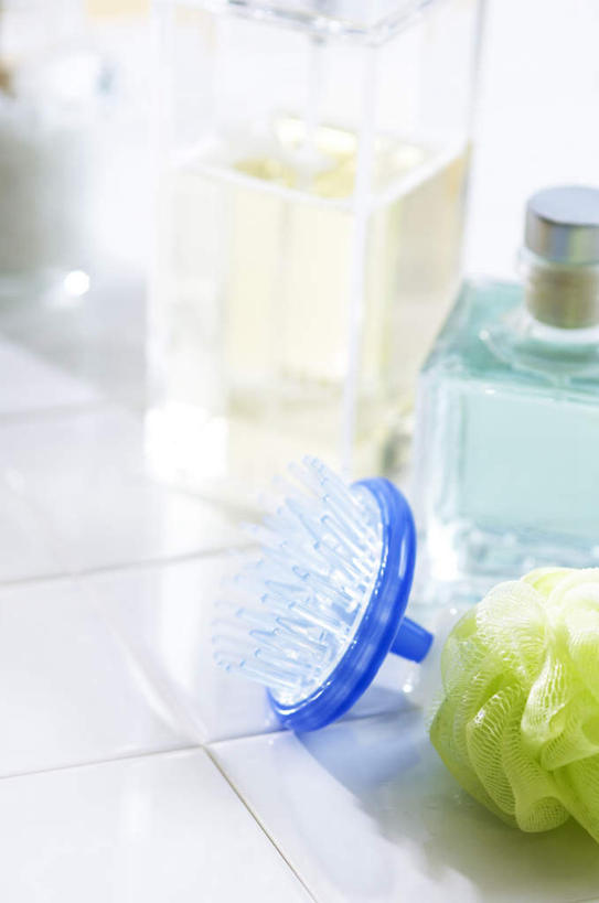 无人,竖图,俯视,室内,特写,白天,化妆,美容,卫生间,浴室,静物,两瓶,护肤,瓷砖,地砖,地面,玻璃制品,玻璃瓶,精油,瓶子,刷子,洗浴用品,保养,享受,休闲,放松,保健,沐浴刷,清洁用具,养颜,淋浴房,彩图,高角度拍摄,冲凉房,沐浴间,沐浴室