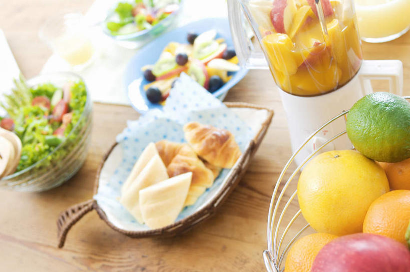 点心,无人,交叉,横图,俯视,室内,特写,白天,下午茶,餐桌,桌子,竹子,苹果,柑橘,蔬菜,水果,叶子,竹制,新鲜,编织,篮子,生食,蔬菜沙拉,沙拉,食品,果实,绿叶,切块,色拉,榨汁机,沙律,食物,糕点,竹篮,嫩叶,有机食品,绿色食品,餐台,色拉酱,竹条,交织,竹制品,千岛酱,手动榨汁机,穿插,叶,叶片,橘子,桔子,橙子,橙,彩图,高角度拍摄,蛋糕