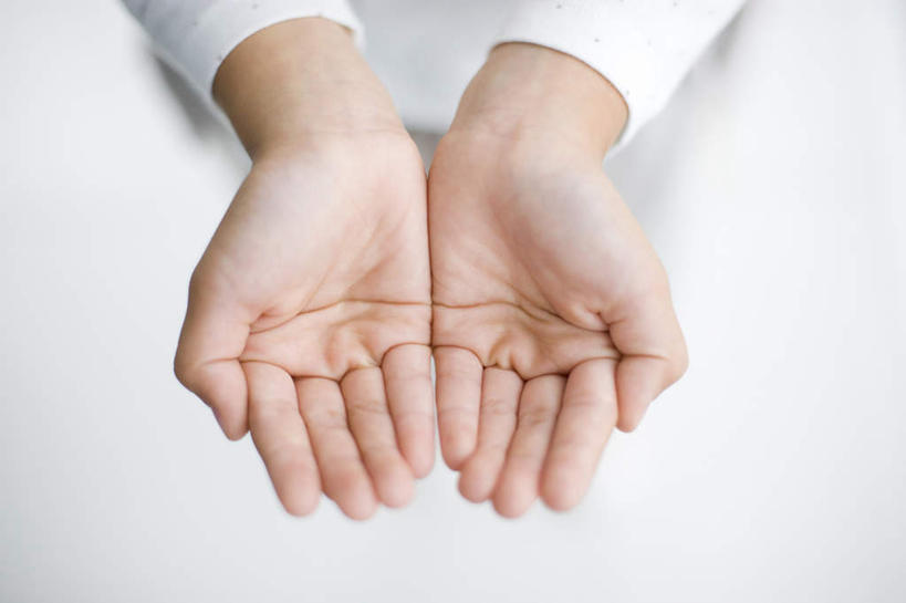 东方人,手,一个人,坐,捧,横图,俯视,室内,特写,白天,亚洲,双手,仅一个年轻女性,仅一个女性,仅一个人,服装,休闲装,黄种人,衣服,休闲,手部,休闲服,服饰,年轻女性,女人,女性,亚洲人,端,端着,捧着,手捧,坐着,半身,彩图,高角度拍摄