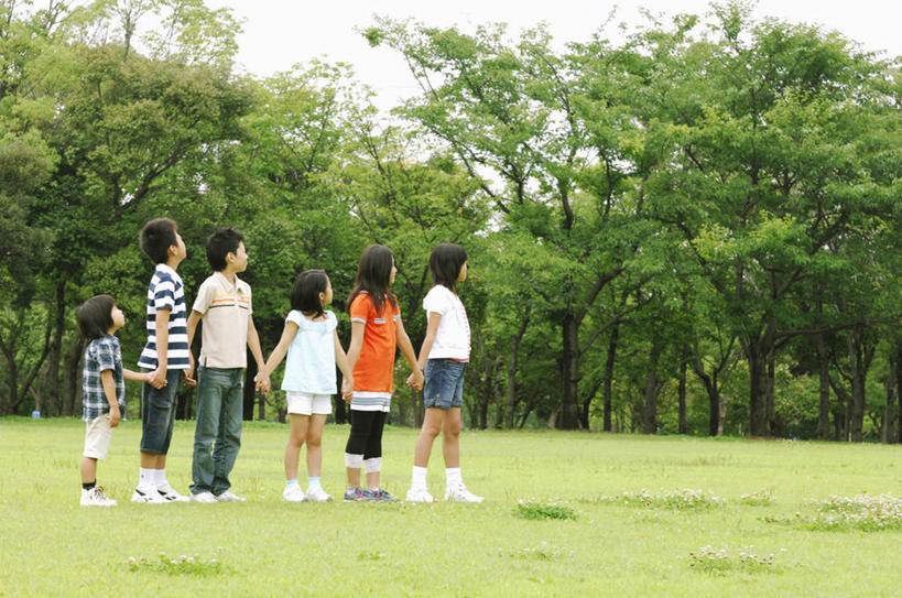 东方人,儿童,伙伴,朋友,站,握手,横图,室外,白天,正面,友谊,草地,草坪,植物,亚洲,条纹,服装,许多人,注视,休闲装,黄种人,草,树,树木,小孩,衣服,粉色,绿色,自然,观察,看,站着,一群人,休闲,休闲服,橙色,服饰,生长,成长,观看,察看,关注,友情,男孩,男人,男性,女孩,女人,女性,亚洲人,孩子,搀手,拉手,手拉手,手握手,站立,彩图,全身,男生,女生
