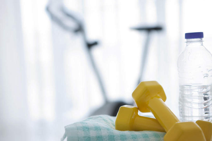 无人,横图,室内,特写,白天,正面,锻炼,运动,自行车,静物,哑铃,条纹,朦胧,模糊,纺织物,运动器械,脚踏车,两个,黄色,绿色,瓶子,塑料制品,毛巾,清洁,健身器械,塑料瓶,保暖,一瓶,健身器材,透气,防水,动感单车,动感自行车,储水,耐磨,吸水,体育,彩图,健身,运动器材