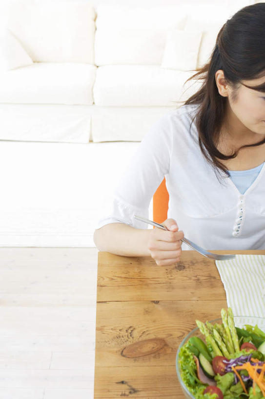 东方人,一个人,家庭主妇,坐,竖图,俯视,室内,白天,餐桌,桌子,芦笋,蔬菜,餐具,水果,亚洲,仅一个年轻女性,仅一个女性,仅一个人,握,服装,叉,蔬菜沙拉,沙拉,休闲装,黄种人,色拉,沙律,衣服,白色,黑色,休闲,休闲服,握着,服饰,有机食品,绿色食品,餐台,色拉酱,千岛酱,年轻女性,女人,女性,亚洲人,长发,进餐用具,烹调用具,猪尾巴,药鸡豆子,石刁柏,蚂蚁杆,龙须菜,狼尾巴根,主妇,坐着,半身,彩图,高角度拍摄