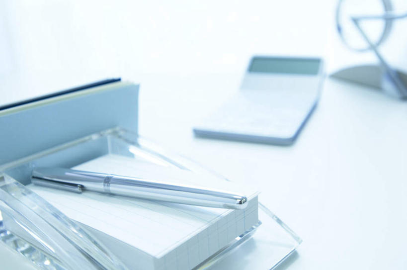 无人,横图,俯视,室内,特写,白天,计算器,静物,计算,科学,笔,塑料,办公用品,圆珠笔,文具,容器,塑料制品,学习用品,理财,财务,摄影,影棚,储藏,一台,文具用品,一支,储存,数学,塑料盒,彩图,高角度拍摄,影棚拍摄,拍摄,贮存