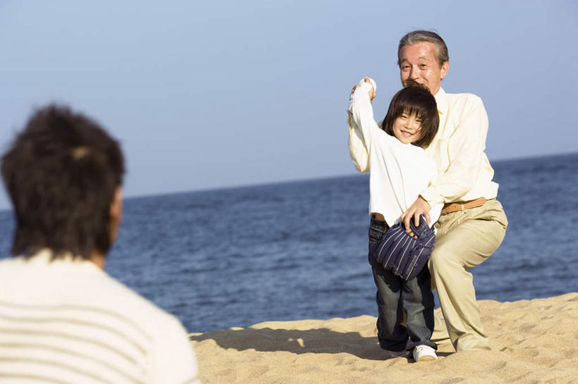 东方人,儿童,老年人,背部,三个人,父亲,女儿,祖父,三代同堂,站,蹲,举,横图,室外,白天,正面,纯洁,海浪,海洋,沙滩,亚洲,服装,沙子,海岸,浪花,沙地,注视,休闲装,黄种人,祖孙三代,小孩,衣服,海水,观察,看,托,站着,休闲,温暖,温馨,父女,休闲服,父爱,可爱,童年,童趣,服饰,爷爷,观看,祖孙,和睦,察看,关注,海景,童真,烂漫,无邪,外孙女,外公,外祖父,天真,老年男性,男人,男性,年轻男性,女孩,女人,女性,亚洲人,孩子,年轻人,全家福,孙女,大海,风浪,海,海水的波动,海滩,近岸浪,涌浪,蹲着,举起,举手,举着,向上举,向上伸,向上托,站立,半身,彩图,融洽,女生,爸爸,多代同堂