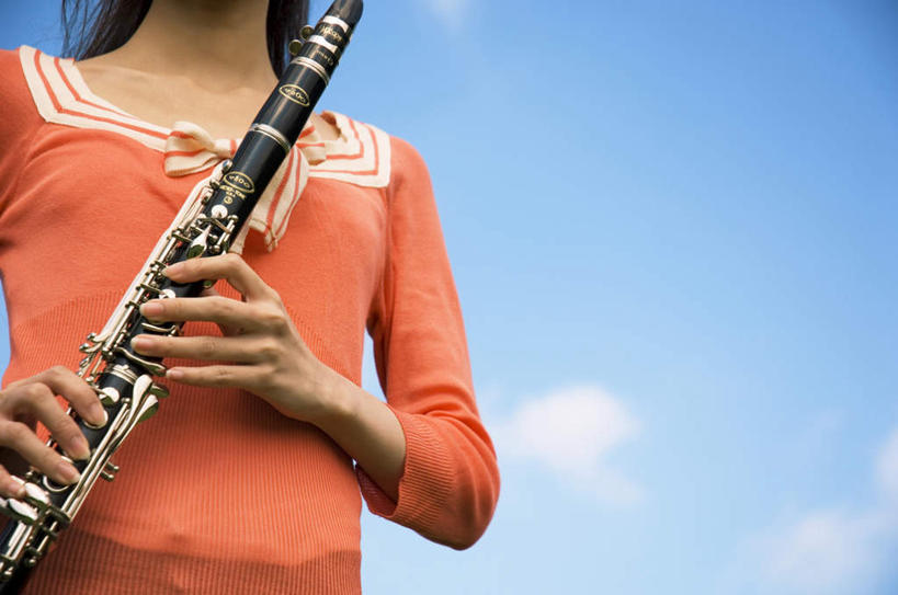 东方人,一个人,站,横图,室外,特写,白天,仰视,亚洲,仅一个年轻女性,仅一个女性,仅一个人,服装,云,云朵,吹奏乐器,单簧管,黑管,乐器,木管乐器,拿,云彩,拿着,休闲装,黄种人,衣服,红色,蓝色,白云,蓝天,天空,天,站着,休闲,休闲服,服饰,晴朗,木管,克拉管,乌木棒,年轻女性,女人,女性,亚洲人,晴空,站立,半身,彩图,低角度拍摄