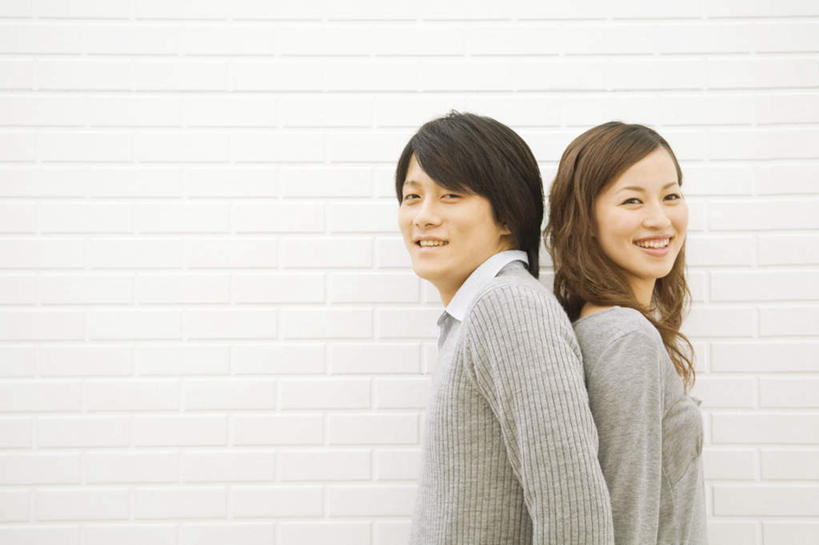 东方人,两个人,站,横图,室外,白天,侧面,爱情,安全,亚洲,服装,墙,棕色,浪漫,依靠,注视,休闲装,黄种人,墙壁,墙面,衣服,灰色,观察,看,倚靠,站着,背靠背,休闲,温暖,温馨,休闲服,恩爱,背对背,恋人,服饰,观看,和睦,察看,关注,信任,男人,男性,年轻男性,年轻女性,女人,女性,亚洲人,长发,卷发,情侣,站立,半身,彩图,伴侣,融洽