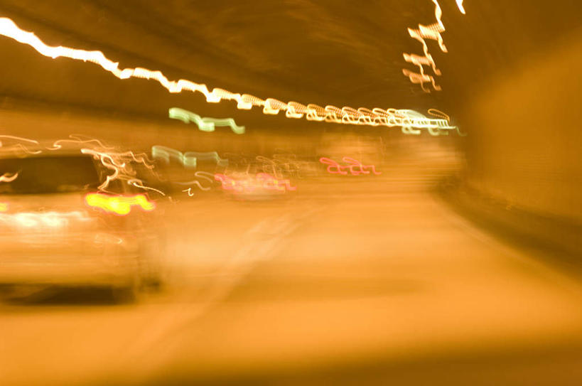 无人,横图,室外,白天,正面,汽车,照明,朦胧,模糊,隧道,灯光,顶灯,车,灯,灯具,交通工具,轿车,驾驶,行驶,操纵,照亮,控制,照明设备,载具,操控,把持,彩图