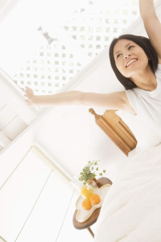 东方人,一个人,坐,伸展双臂,竖图,俯视,室内,白天,床,卧室,亚洲,仅一个年轻女性,仅一个女性,仅一个人,伸展,服装,床单,注视,休闲装,黄种人,被子,伸懒腰,衣服,黑色,观察,看,休闲,休闲服,放松,服饰,单人床,观看,察看,被单,关注,惬意,懒腰,年轻女性,女人,女性,亚洲人,长发,敞开双臂,伸开双臂,展开双肩,张开手臂,张开双臂,坐着,半身,彩图,高角度拍摄,睡房,卧房,慵懒