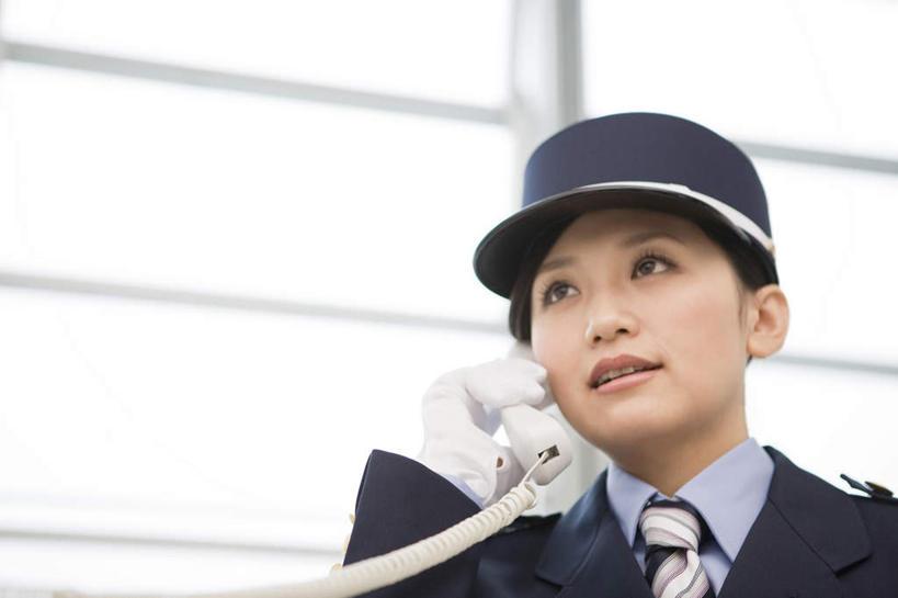 东方人,脸,头,脸颊,手,一个人,站,打电话,横图,室内,特写,白天,仰视,工作服,制服,窗户,电话,帽子,亚洲,仅一个年轻女性,仅一个女性,仅一个人,拿,拿着,注视,黄种人,通讯设备,肩膀,玻璃窗,话筒,手套,观察,看,站着,乘务员,手部,电话线,观看,单手,察看,关注,列车员,列车乘务员,工作制服,交流,年轻女性,女人,女性,亚洲人,头部,脸部,脸蛋,面部,电话机,沟通,通话,站立,半身,彩图,低角度拍摄,工作套服