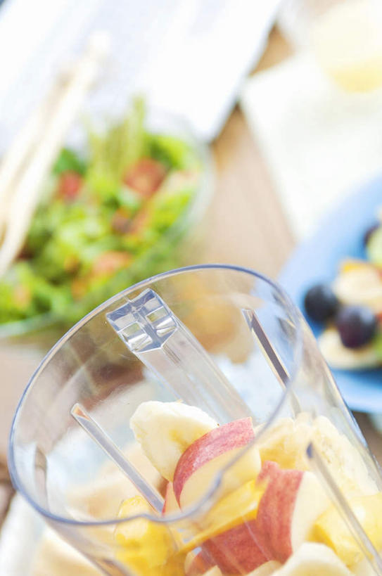 无人,竖图,俯视,室内,特写,白天,蔬菜,西红柿,水果,叶子,朦胧,模糊,蔬菜沙拉,沙拉,绿叶,色拉,沙律,嫩叶,有机食品,绿色食品,色拉酱,搅拌机,千岛酱,叶,叶片,番茄,彩图,高角度拍摄