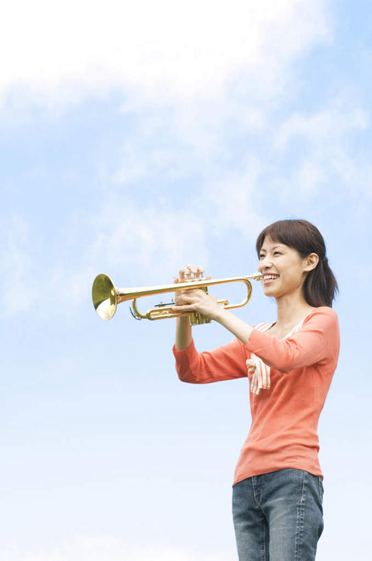 东方人,一个人,站,竖图,室外,白天,仰视,亚洲,仅一个年轻女性,仅一个女性,仅一个人,服装,云,云朵,乐器,铜管乐器,圆号,云彩,注视,休闲装,黄种人,衣服,红色,蓝色,黑色,白云,蓝天,天空,天,吹,观察,看,站着,休闲,休闲服,服饰,晴朗,观看,察看,法国号,练习,关注,铜管,年轻女性,女人,女性,亚洲人,长发,晴空,站立,半身,彩图,低角度拍摄